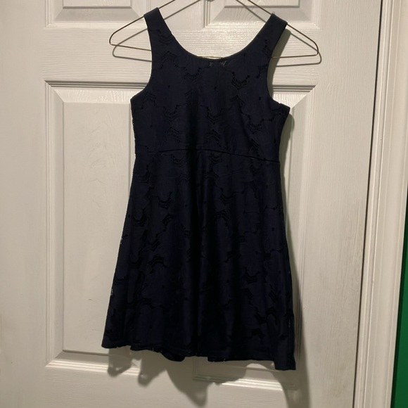 - Children’s place 7/8 girls sleeveless dress navy blue floral lace - Picture 6 of 7